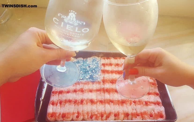 Easy DIY 4th of July party dessert decorating hack. 4th of July party ideas.