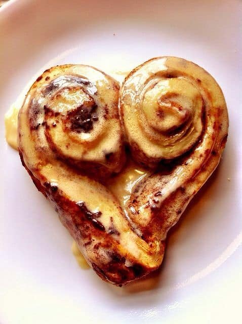 Heart Cinnamon Bun. Ultimate DIY Guide to Valentine's Day. DIY boyfriend gifts