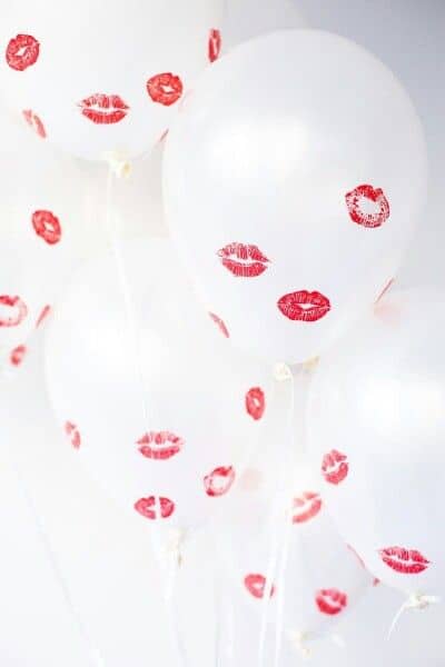 DIY kisses covered balloon idea. DIY boyfriend gifts.