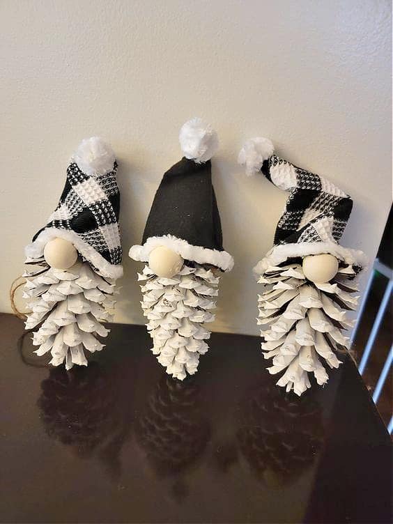 EASY DIY GNOME CHRISTMAS ORNAMENTS MADE OUT OF PINECONES