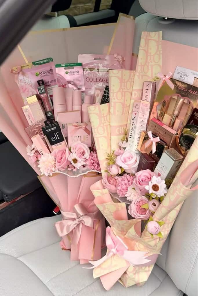 Mother's Day Bouquet Idea Make up or beauty bouquet for Mom or Grandma using beauty and make up products.