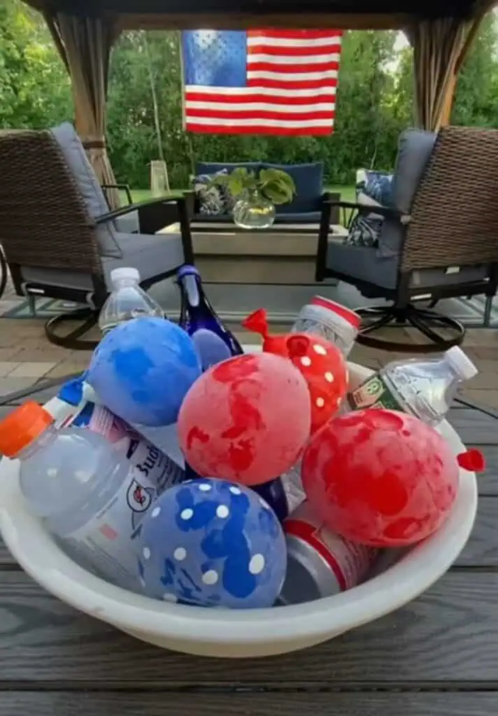 EASY 4TH OF JULY WATER BALLOON ICE IDEA FOR PARTY DECOR DRINKS AT BBQ 