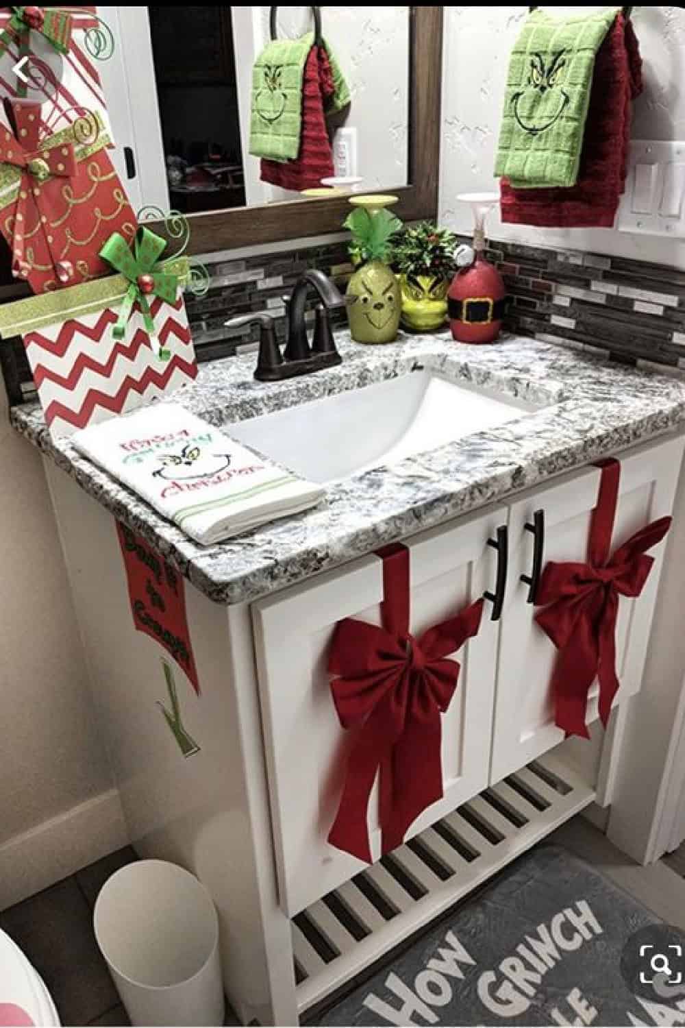 GRINCH THEMED BATHROOM DECOR