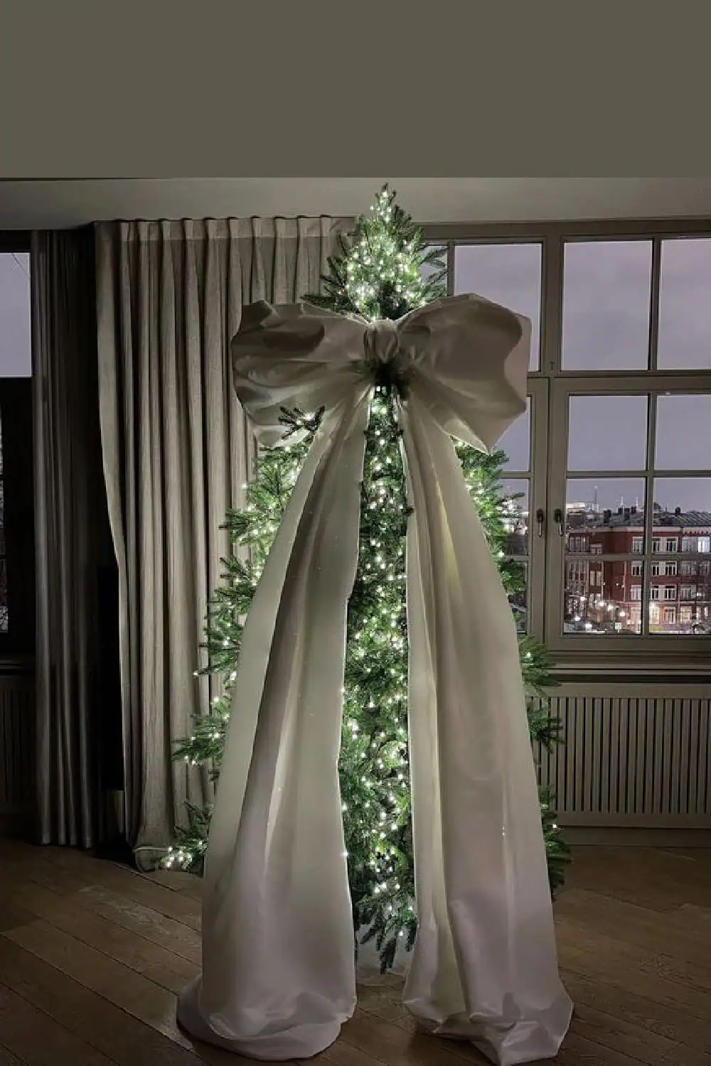 Minimalist Christmas tree idea with long white bow