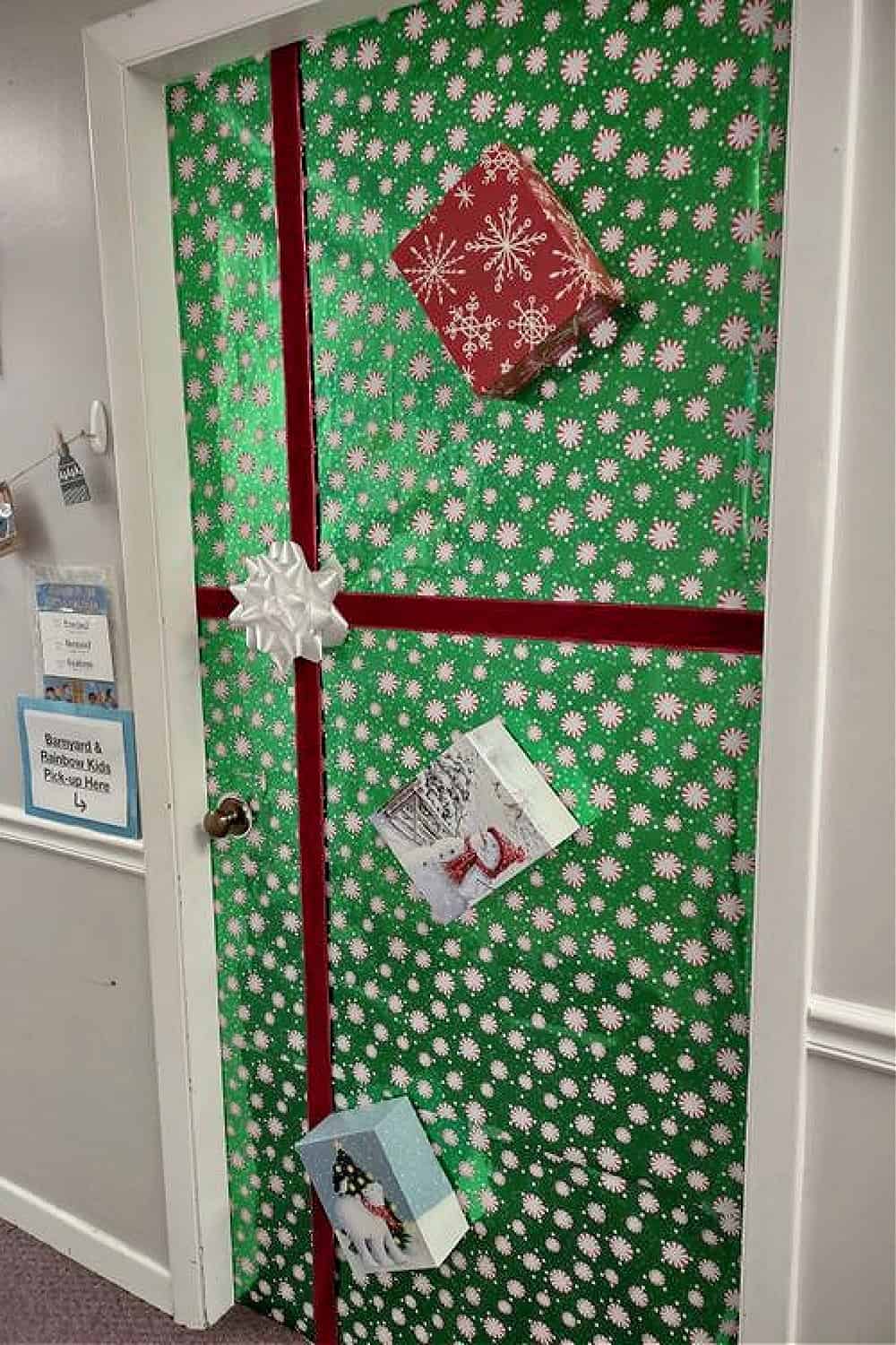 Easy DIY Dollar Store Christmas Decor Ideas for the door