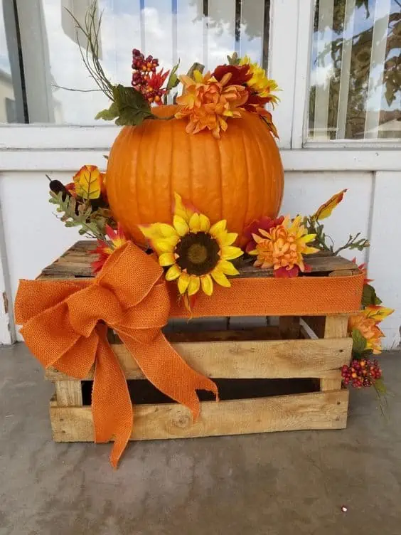 DIY Fall Decor Ideas for the front porch Wood crate and pumpkin