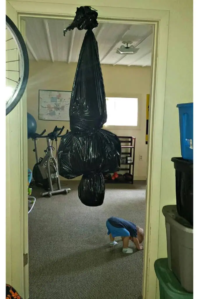 Easy DIY Halloween Decoration for cheap make your own body bag for door way indoors
