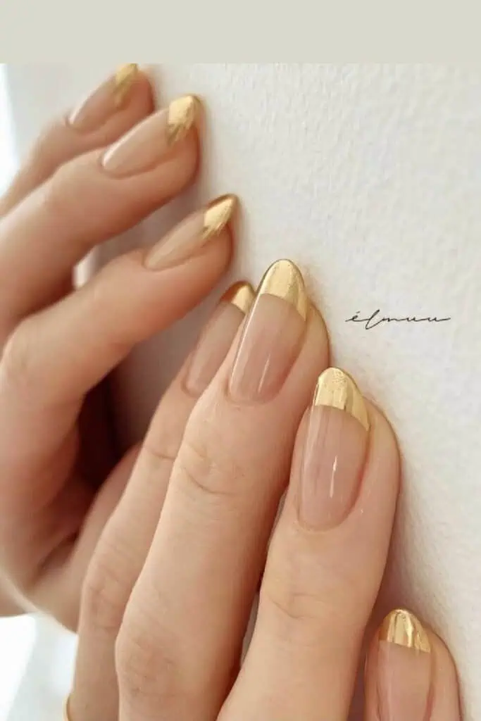 Autumn nails with metallic designs featuring gold, bronze, and copper accents. Chic fall manicure ideas include gold French tips, shimmering metallic finishes, and elegant shiny details that elevate classic autumn nail looks
