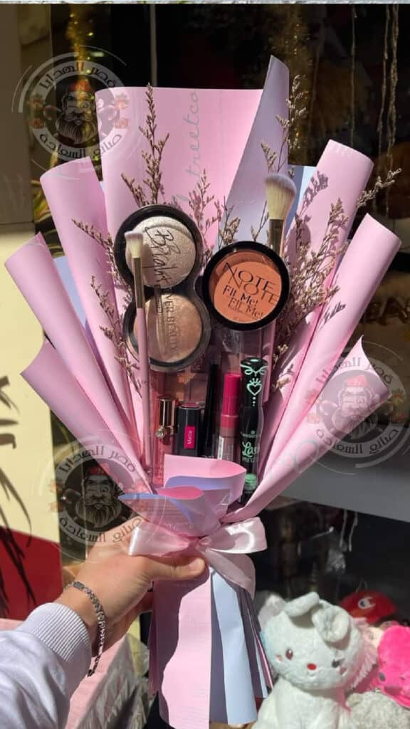 Easy DIY Cute Graduation Gift Ideas for Best Friend Make Up Bouquet for High School Seniors