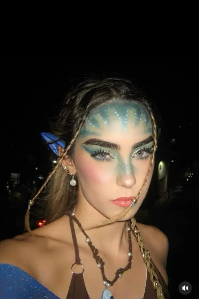 Avatar inspired Halloween makeup and costume idea featuring detailed blue face paint, tribal braids, and beaded accessories. Creative Na’vi look perfect for cosplay or Halloween 2025