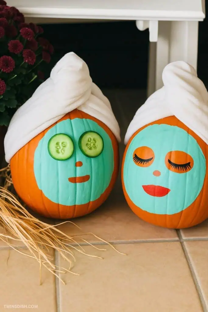 These hilarious no-carve spa pumpkins are the perfect DIY Halloween decoration this year! With white towel turbans, painted face masks, and cucumber eyes, they’re a funny and creative way to decorate pumpkins without carving. Perfect for dorms, classrooms, or fall crafts. #NoCarvePumpkins #FunnyPumpkins #HalloweenDIY #PumpkinPaintingIdeas #SpaPumpkins
