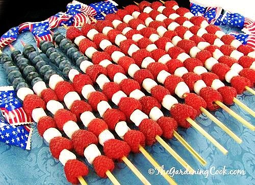 Easy DIY 4th of July party ideas using fruit. Red, white, and blue fruit skewers #patriotic #4thofjuly