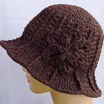 Easy DIY Crochet Flower Ridge Hat with FREE tutorial and pattern. Cute, trendy outfit idea for Spring and Summer. Also makes a great gift.nd how to tutorial. The best free crotchet patterns and tutorials.