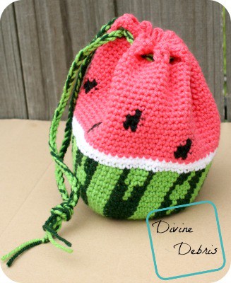 DIY crochet Watermelon Drawstring bag with free pattern and tutorial. Great for kids, tweens, and teens. Gift and cute outfit idea for Spring and Summer. nd how to tutorial. The best free crotchet patterns and tutorials.