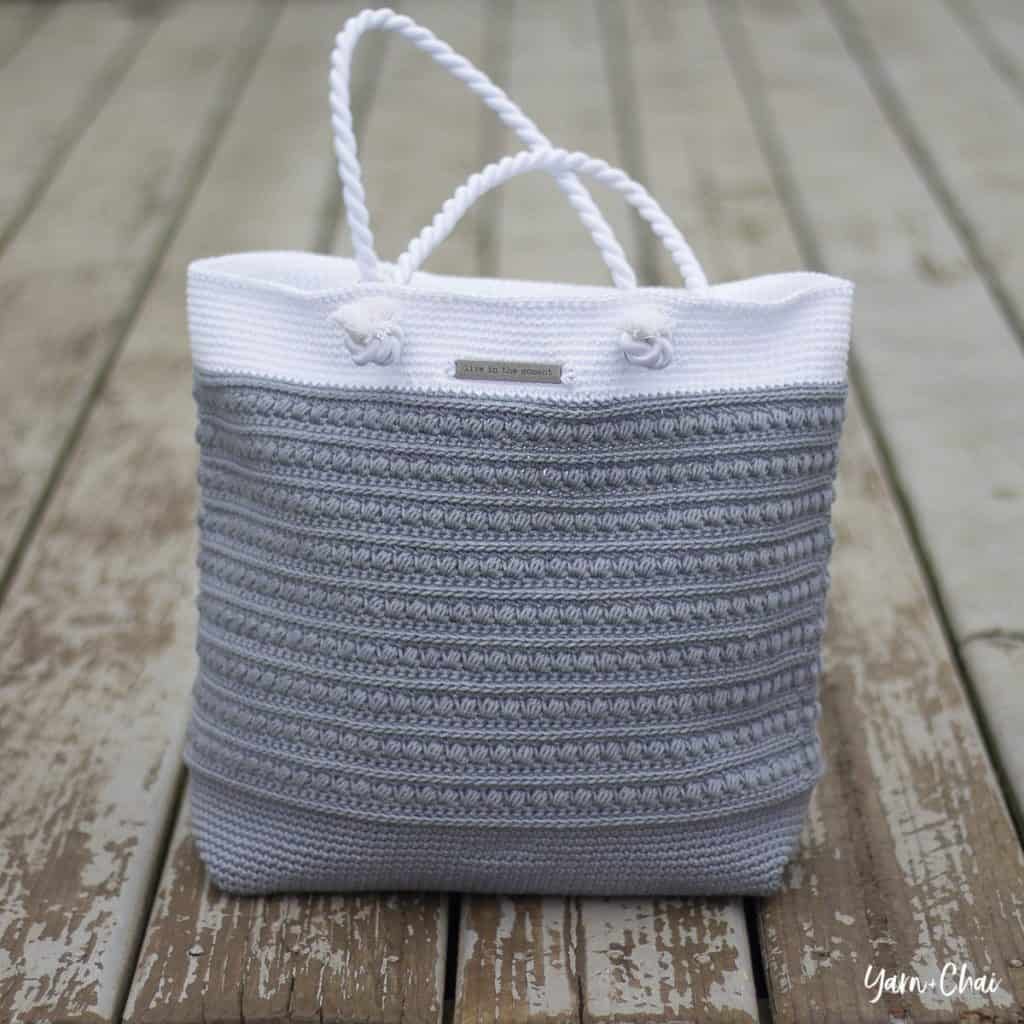 DIY crochet rope handle purse with free pattern and video tutorial. The perfect fashionable summer bag for women. nd how to tutorial. The best free crotchet patterns and tutorials. Also a great gift idea.