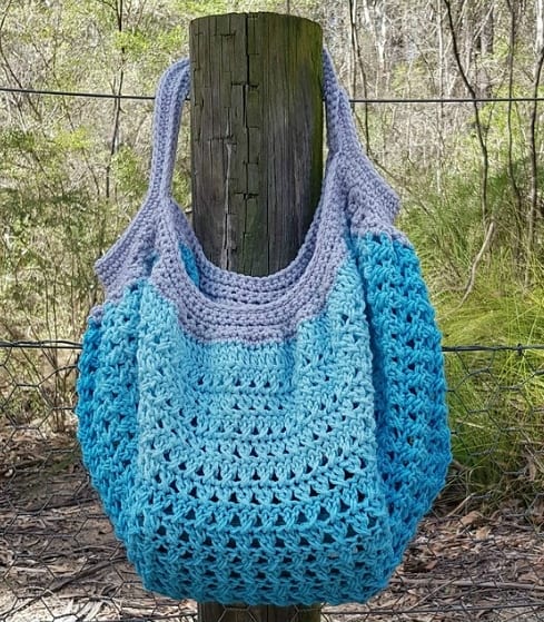 DIY Crochet bag with free pattern. Useful tote bag for women to haul groceries or take to the beach. nd how to tutorial. The best free crotchet patterns and tutorials. Also a great gift idea.