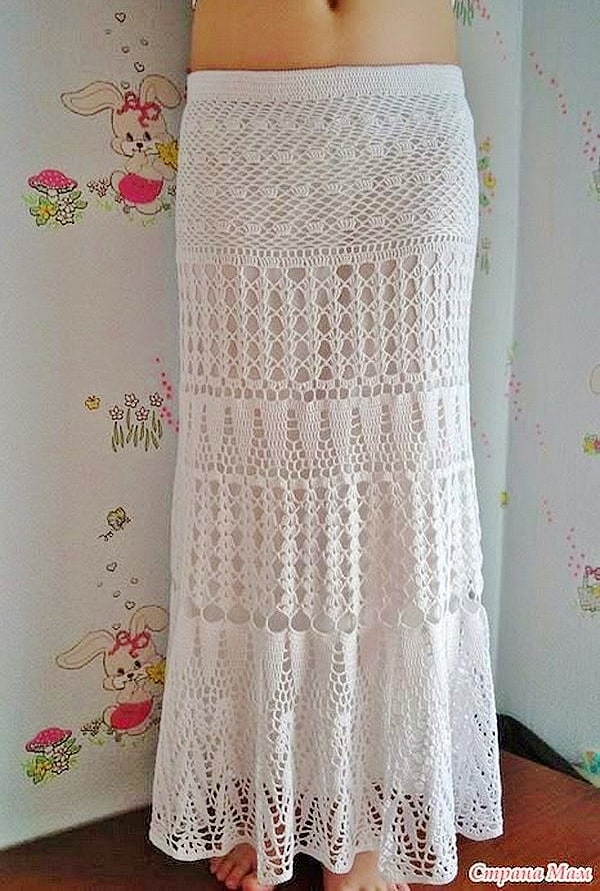 DIY Crochet Boho Maxi Skirt with FREE PATTERN. Cute, trendy outfit for Spring and Summer.Also a great gift idea. The best free crotchet patterns and tutorials. 