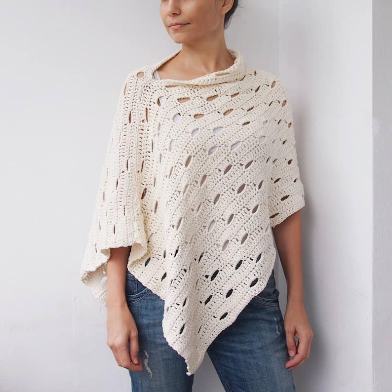 Easy DIY Crochet Wink Poncho Pattern. Trendy outfit ideas for Spring or Summer. Also a great gift idea. The best free crotchet patterns and tutorials.