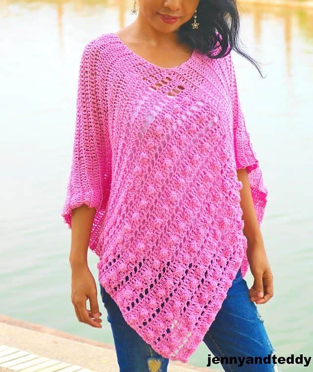 Easy DIY Crochet Bubble Gum Poncho with free tutorial and pattern. Trendy outfit ideas for Spring or Summer 2019. Also a great gift idea. The best free crotchet patterns and tutorials.