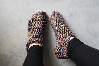 Easy DIY Crochet Slippers with FREE pattern and tutorial. Cute, and trendy outfit ideas that will also make the best gifts.