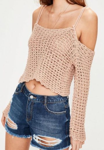 Crochet top, trendy outfit ideas for Spring and Summer. Cute outfit ideas. Also a great gift idea. The best free crotchet patterns and tutorials.