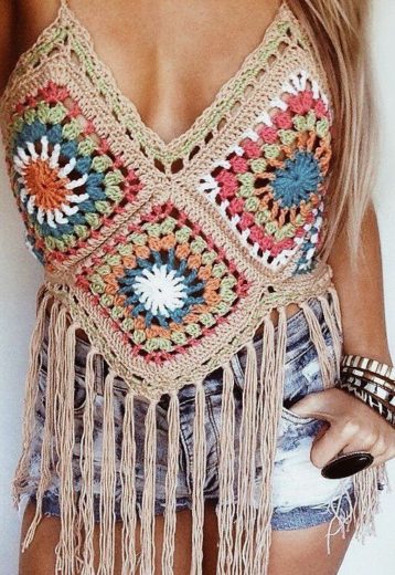 Boho Crochet top Spring / Summer Fringe, free pattern. Trendy, and cute outfit ideas. Fashion 2019. Also a great gift idea. The best free crotchet patterns and tutorials.