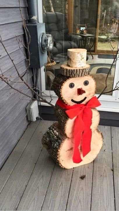 How to make: Easy DIY Rustic Christmas Decorations using logs and branches. Perfect Christmas or winter decoration for indoors or out doors. Great Budget decor ideas for the home. Snowman design. #Christmas #Winter #Craft