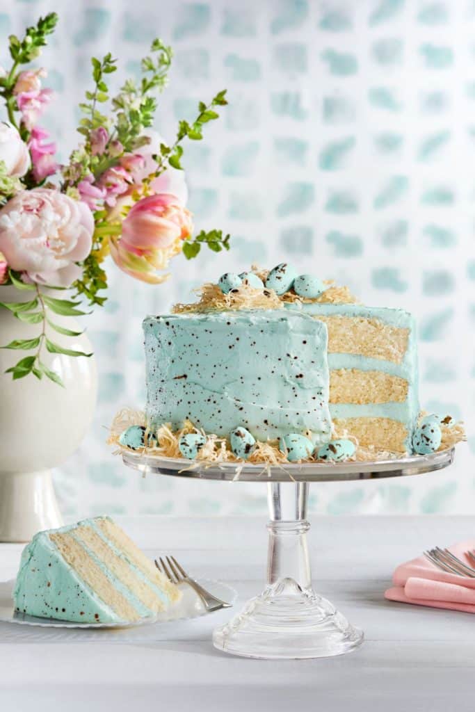 Robin eggs cake. Easy DIY Easter dessert ideas.