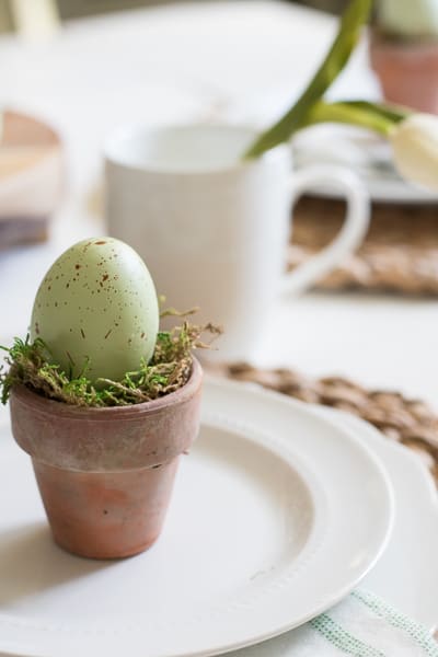 Easy DIY Egg pot rustic farmhouse table setting idea. The Best Easy DIY Easter Decoration Ideas.