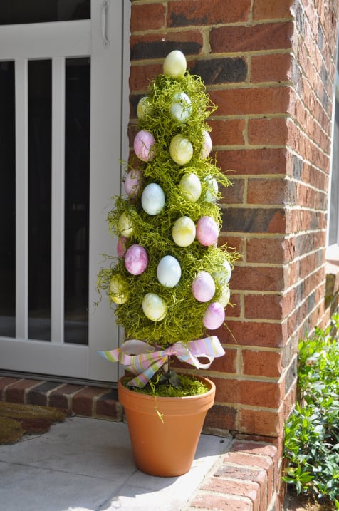 Easy DIY Easter Egg topiary tree in a flower pot. Easter craft idea for adult, kids, and teens. The Best Easy DIY Easter Decoration Ideas for outdoor.