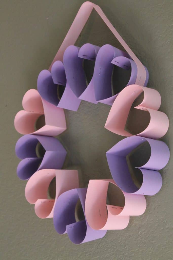 Easy DIY valentines Day Wreath out of construction paper, for kids, for Valentines Day decor, for parties, for dinner, for crafts, from The ultimate DIY Guide to Valentines day