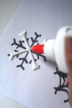 Ridiculously Easy DIY Glue snowflake. Can be made with either a glue gun or elmers glue, glitter optional. Best kids craft ideas, diy Christmas decorations, Christmas gift ideas, DIY Christmas gifts, Christmas crafts, Christmas Tree ideas,, apartments decorations, teachers gift