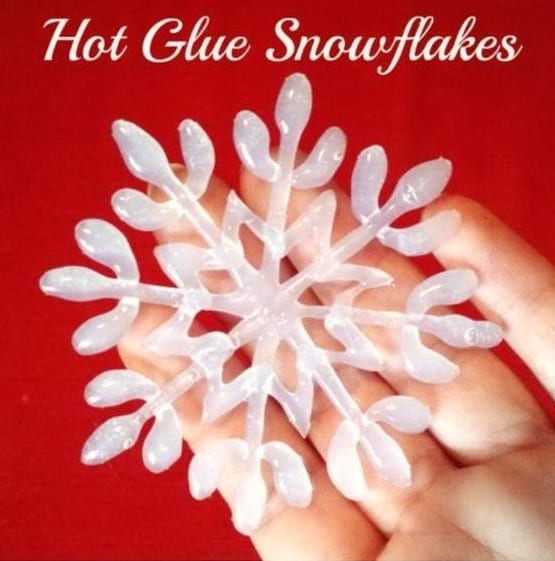 Ridiculously Easy DIY Glue snowflake. Can be made with either a glue gun or elmers glue, glitter optional. Best kids craft ideas, diy Christmas decorations, Christmas gift ideas, DIY Christmas gifts, Christmas crafts, Christmas Tree ideas,, apartments decorations, teachers gift