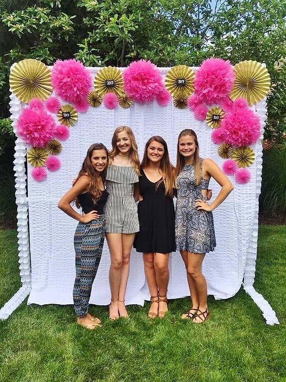 Easy DIY Graduation party decorations and picture ideas. Gorgeous and fun photo backdrop. 