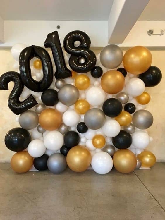 Cutest Graduation party photo booth ideas for high school and college, boys and girls. Tips and DIY decorations, pictures, and cap decorations on a budget. #Graduation #GraduationParty #GradParty