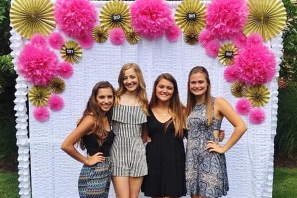 Graduation party ideas for highschool and college, boys and girls. Tips and DIY for food, snacks, decorations, pictures, and cap decorations on a budget.
