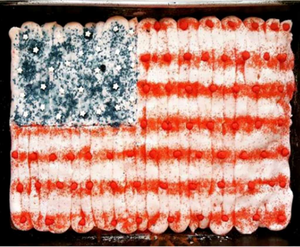 Easy DIY 4th of July party ideas. Dessert decorating hack.