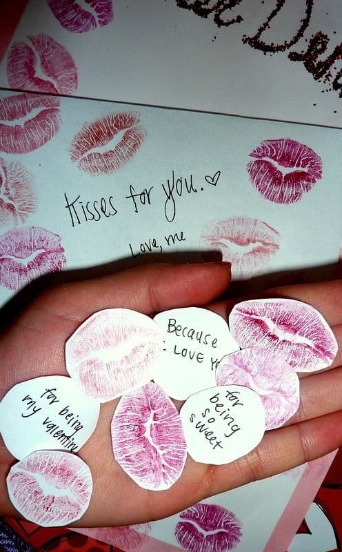 DIY Love Note Kisses - The best, easy, last minute DIY Valentine's Day Gifts for him / DIY boyfriend gifts