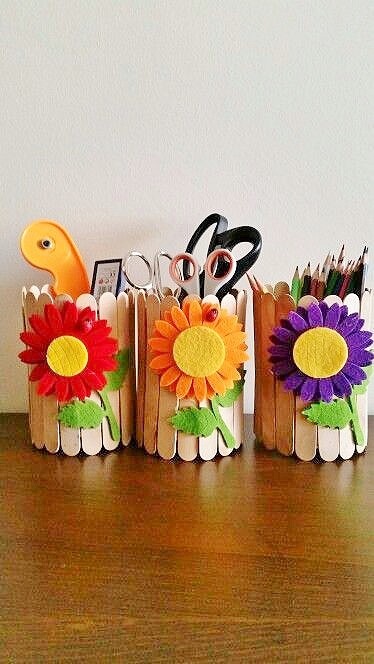 Easy DIY Popsicle stick Pencil holder Mothers Day craft kids can make. A great Home Decor gift idea you can do for Mom's, GrandMother, or Grauntie on a budget.