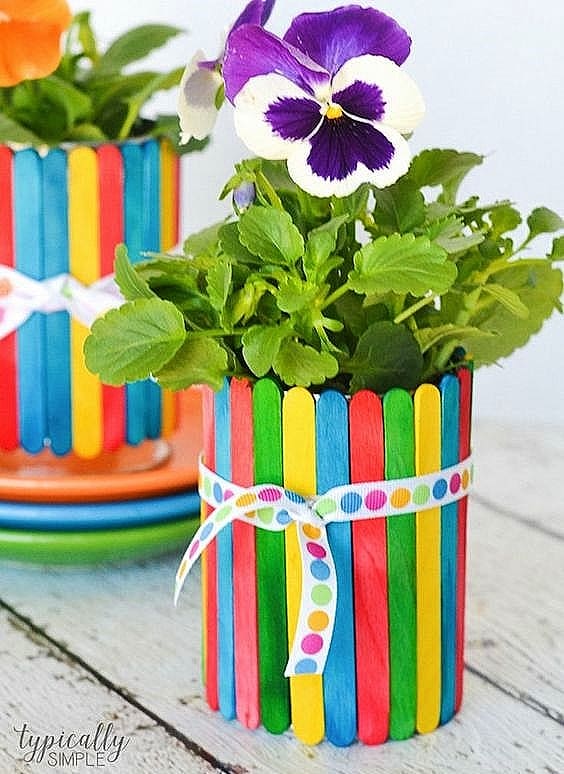 Easy DIY Popsicle Flower Pot Idea Mothers Day crafts kids can make. A great rustic gift idea you an do for Mom's, GrandMother, or Grauntie. On a budget idea.