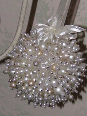 Easy DIY Beaded Ornament using push pins, beads and a styrofoam ball. Looks store bought.