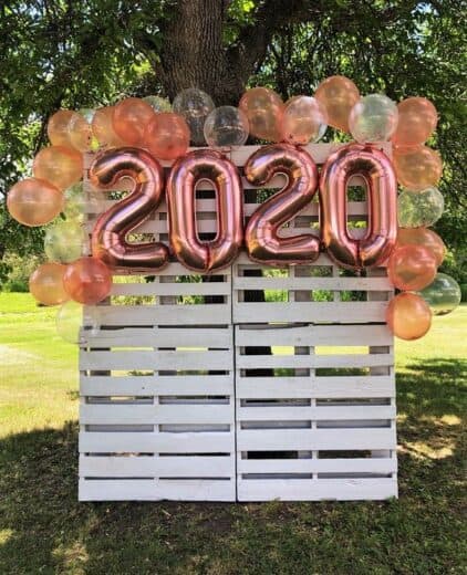 DIY Pallet Wood Photo Back drop photobooth for Graduation Party