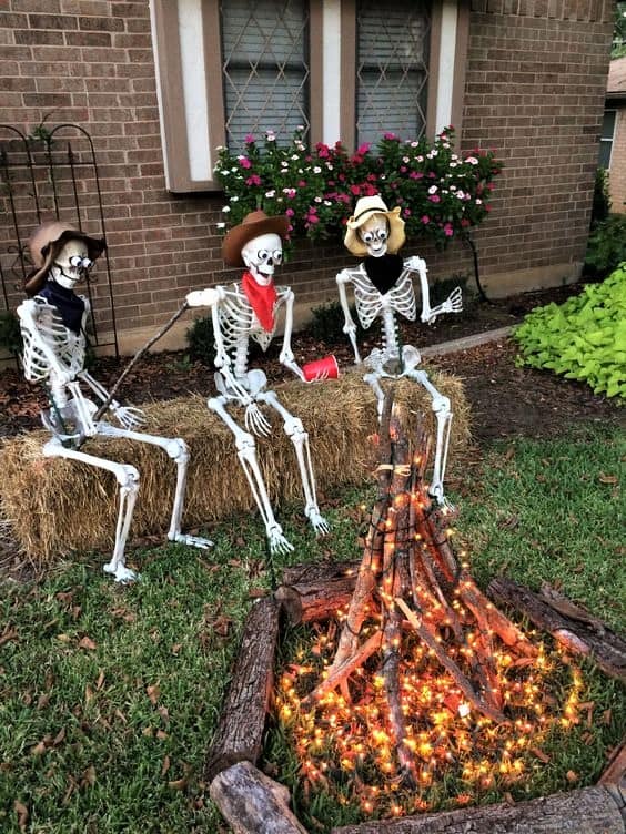 SKELETONS AROUND A CAMP FIRE HALLOWEEN YARD DECOR