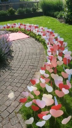 Super Easy DIY Valentines Day Lawn decor, Garden or Drive way decorations using paper and sticks for him for her, for boyfriends, for kids, crafts, budget decor, party, date, brunch.