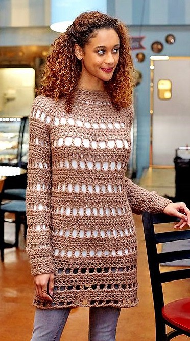 DIY Crochet Tunic Sweater Dress with FREE PATTERN. Cute, trendy outfit. Also a great gift idea. The best free crotchet patterns and tutorials. 