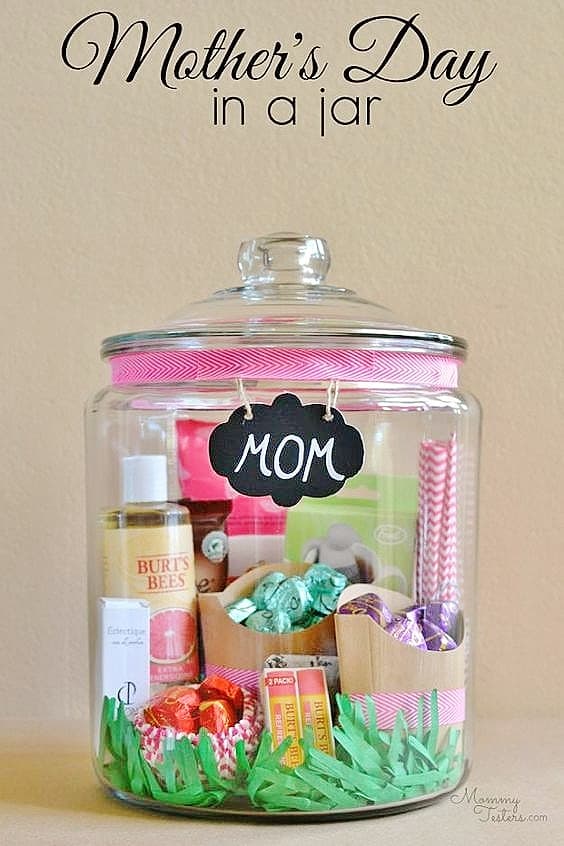 Easy DIY MOM in a Jar Gift. Great DIY Mother's Day craft gift idea kids can make for Mom or GrandMa on a budget.