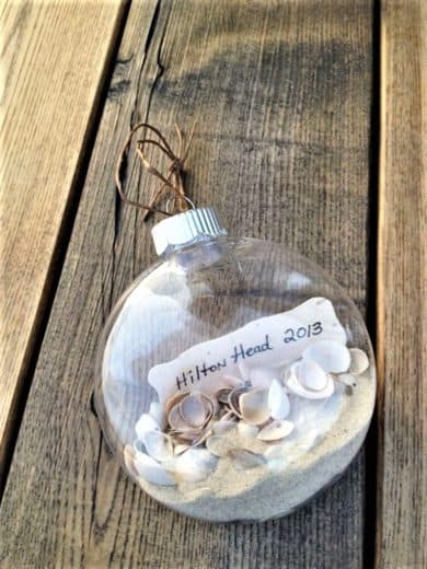 Easy DIY Keepsake Beach Christmas Ornament for a beach theme tree or Christmas decoration. This is perfect for weddings, kids, Chris, an apartment, a friends gift, and craft.