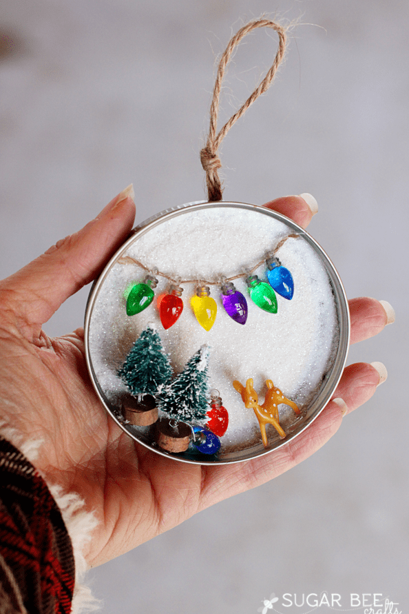 Easy DIY mason jar lid Christmas Ornaments. Simple yet beautiful dollar store craft gift idea anyone can make, even kids. #ChristmasDecor