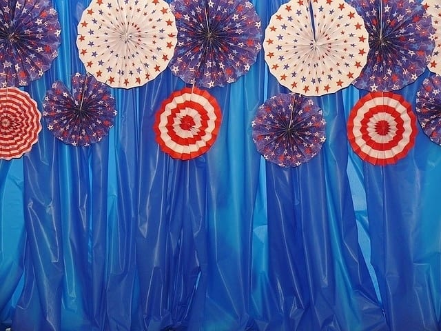 Graduation party ideas for highschool and college, boys and girls. Tips and DIY for food, snacks, decorations, pictures, and cap decorations on a budget.